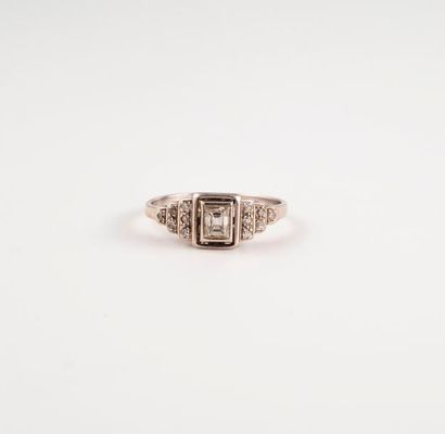 null Bague en platine (850) ornée d'un diamant de taille rectangulaire en serti clos...