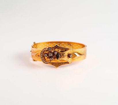 null Bracelet rigide ouvrant en or jaune (750) formé d'un ruban orné d'un semi ajouré.

Le...