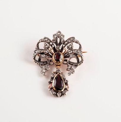 null Broche pendentif en forme de noeud en or (750) et argent (min .800) pavée de...