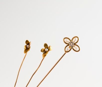 null Trois épingles à cravate fleur en or jaune (750) ornées de petites perles. 

Poids...