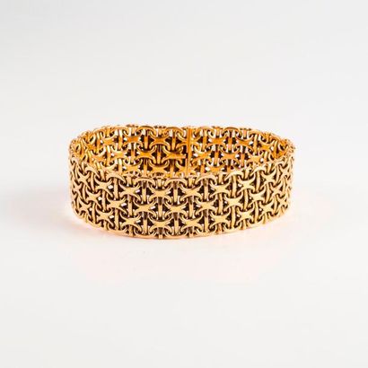null Bracelet ruban articulé en or jaune (750) à maille en brins. 

Fermoir cliquet...