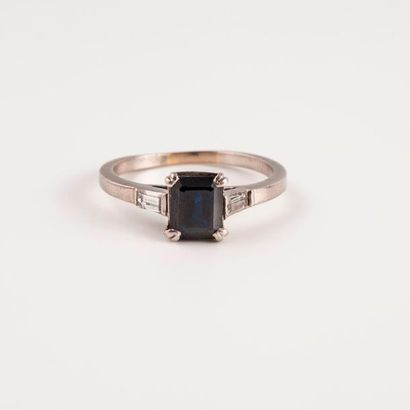 null Bague en platine (850) centrée d'un saphir sombre de taille émeraude épaulé...