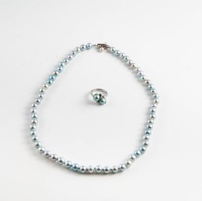 null Demi parure en perles de culture bleu-grises du Japon comprenant : 

- un collier...