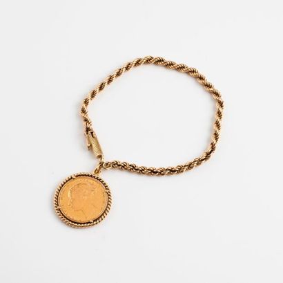 null Bracelet en or jaune (750) à maille torsadée orné d'une pièce d'un Souverain...