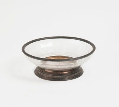 null Coupe présentoir en cristal facetté, cerclage et piédouche en argent (950).

Poinçon...