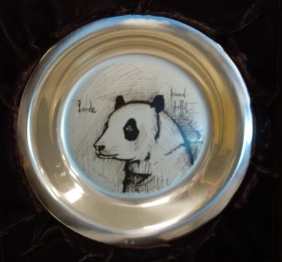 D'après Bernard BUFFET (1928-1999) & Le MEDAILLER, Paris. 

Assiette Panda.

Gravée...