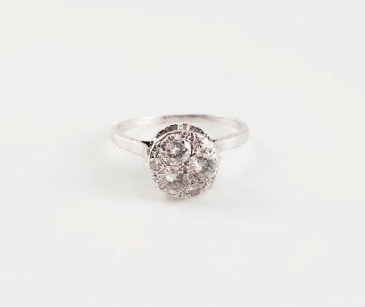 null Bague en or gris (750), le chaton rond surélevé orné de trois diamants taille...