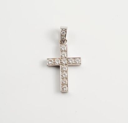 null Petit pendentif en forme de croix en or gris (750) pavée de petits diamants...