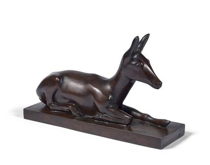 Louis DUMOUCHEL (1891-1978) Biche couchée.
Épreuve en bronze à patine brune nuancée.
Signée...