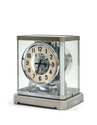 JAEGER-LECOULTRE ATMOS Pendule cage en métal chromé à cinq glaces, vers 1940.
Cadran...