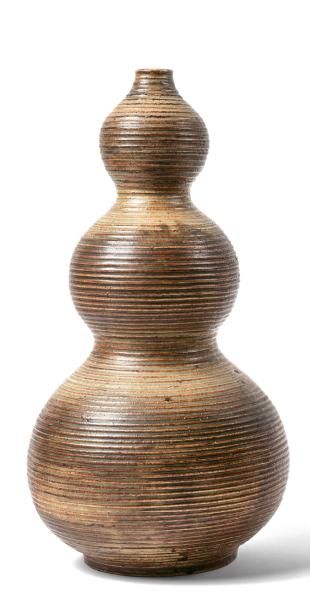 Axel Salto (1889-1961) Vase gourde, lampe, circa 1970.
En grès vernissé brun marron.
Signé...
