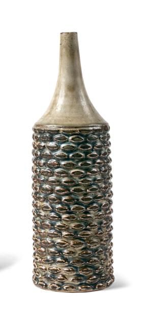 Axel Salto (1889-1961) Vase bouteille, lampe, circa 1960-1970.
En grès, à décor en...