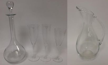 BACCARAT 

Partie de service de verres en cristal comprenant :

- douze grandes flûtes.

-...