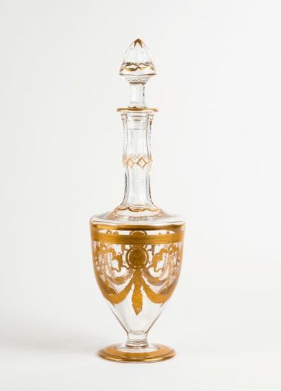 SAINT LOUIS, Modèle Congress 

Carafe en cristal gravé et rehaussé d'or sur piédouche...
