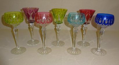 null Deux séries de verres à vin du Rhin en cristal taillé doublé de couleurs de...