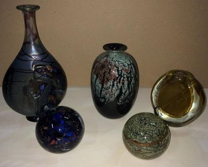 Claude MONOD (1944-1990) 

Vase ovoïde en verre à décor intercalaire. 

Signé H....
