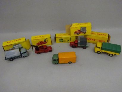 null Cinq Dinky Toys dans leur boîte d'origine (accidentées) : 

-34B: Plateau Berliet...