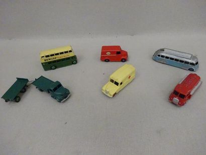 null Six Dinky Toys : 

- 29c : Autobus londonien à étage, vert et beige, état moyen.

-...