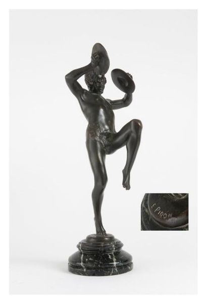EUGENE D. PIRON (1875-1928) 

Satyre aux cymbales. 

Epreuve en bronze patiné. 

Signée...