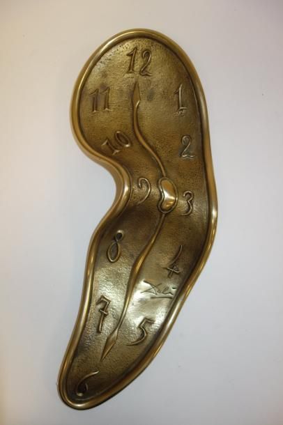 D'après Salvador Dali (1904-1989) 

Montre molle. 

Epreuve en bronze.

Signée. 

H....