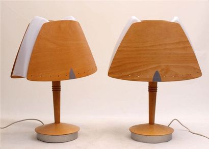 Lucid 

Paire de lampes de bureau en bois cintré et plexiglas blanc moulé. 

H. :...