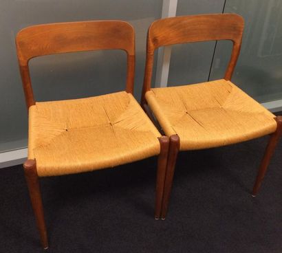 null Suite de six chaises 

En bois naturel à dossier bandeau et quatre pieds fuselés;

Assise...