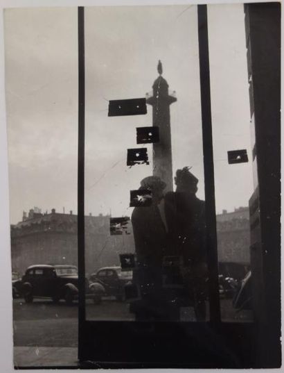 Willy Ronis (1910-2009) 

La Place Vendôme à Paris, 1945.

20 x 18 cm.

Tirage original...