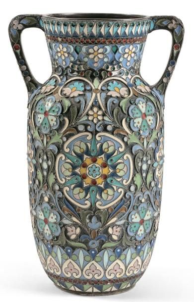 Pavel OVTCHINNIKOV (1830-1888) 
Vase en argent 84 zolotniks (875 millièmes) en forme...