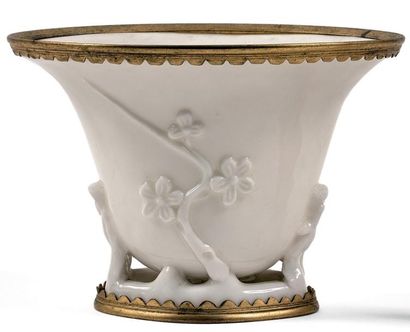 CHINE - Époque KANGXI (1662-1722) 
Coupe libatoire en porcelaine émaillée blanc de...