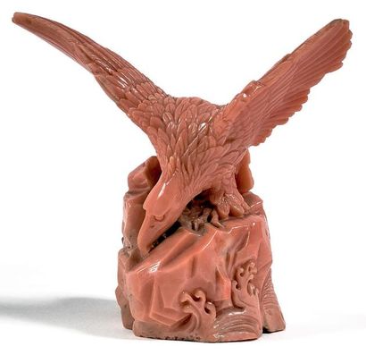 CHINE - Début du XXe siècle 
Rapace sur un rocher.
Sculpture en corail.
7 x 8 cm.
Petits...