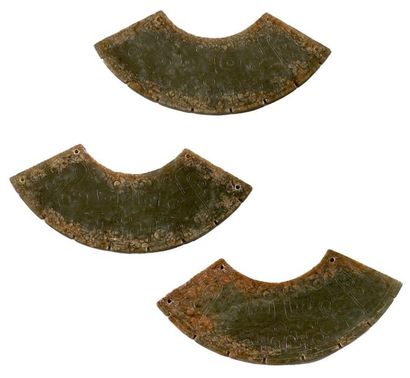 CHINE Ensemble de trois plaques en néphrite rouille, dites "huang", à décor archaïsants...