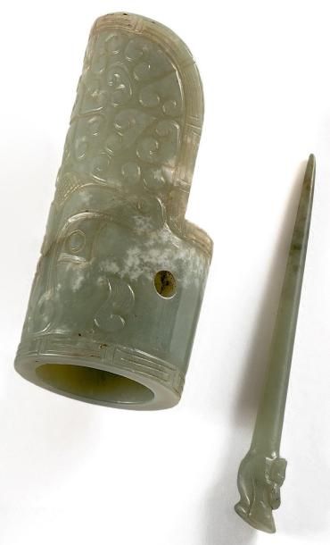 CHINE Cylindre et pic à chignon en jade à décor zoomorphe.
Diam.: 4 cm. - H. cylindre:...