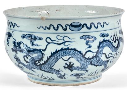 CHINE - XIXe siècle 
Vasque circulaire en porcelaine à décor en bleu sur fond blanc...