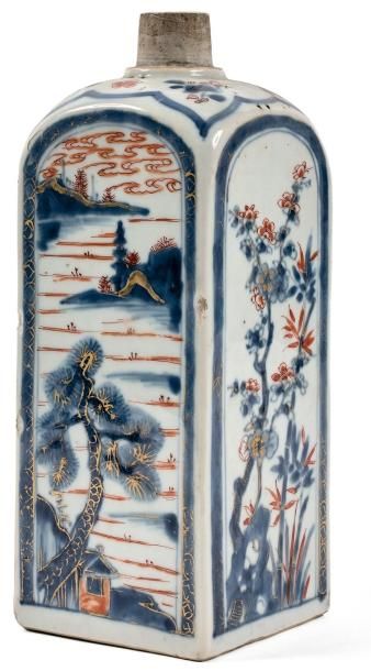 CHINE - Époque KANGXI (1662-1722) 
Bouteille carrée en porcelaine à décor
Imari.
H.:...