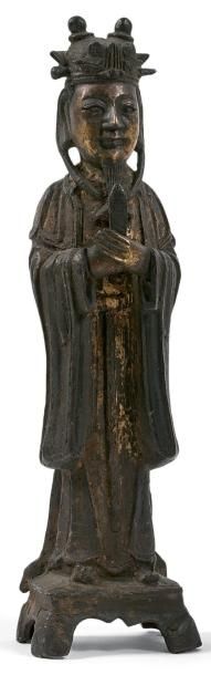 CHINE - Epoque MING (1368-1644) 
Dignitaire debout en bronze, le visage et les mains...