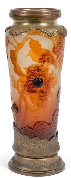 ÉTABLISSEMENTS GALLÉ Vase tronconique.
Epreuve en verre multicouche orange et ocre...