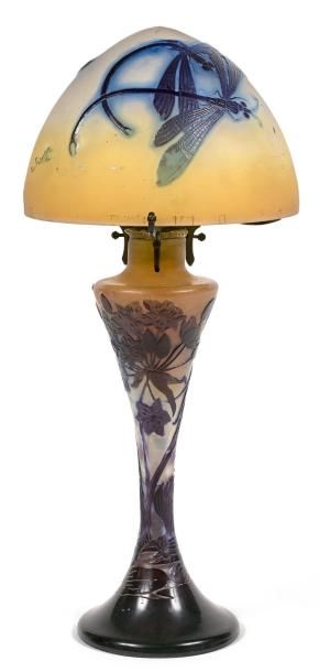 ÉTABLISSEMENTS GALLÉ Petite lampe de table composée d'un pied de forme diabolo à...