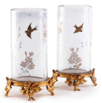 BACCARAT Paire de vases tubes de section ovale en cristal à décor d'hirondelles et...