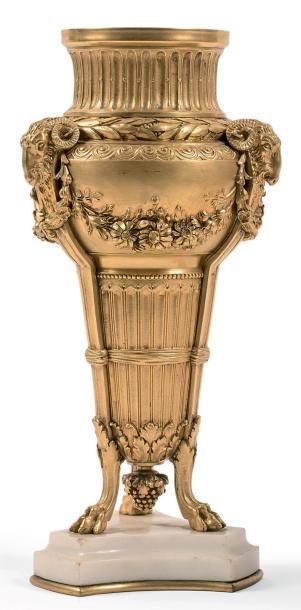 Ferdinand Barbedienne (1810-1892) 
Vase de style Louis XVI en bronze doré en forme...