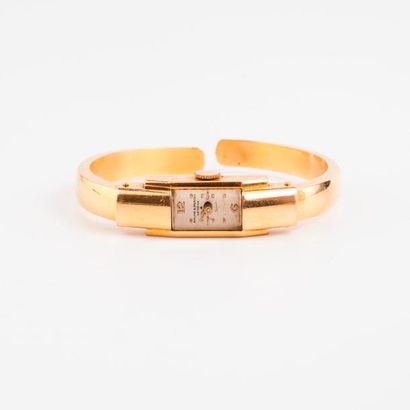 BAUME & MERCIER 
Montre bracelet de dame en or jaune (750). 
Boîtier rectangulaire....
