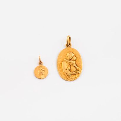 Deux médailles religieuses en or jaune (750)....
