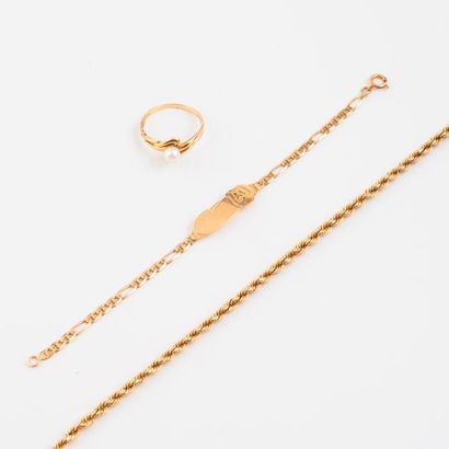 null Deux bracelets en or jaune (750) : 

- Un de naissance à maille gourmette avec...