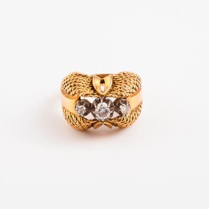 Bague en or jaune (750) formée d'un anneau,...