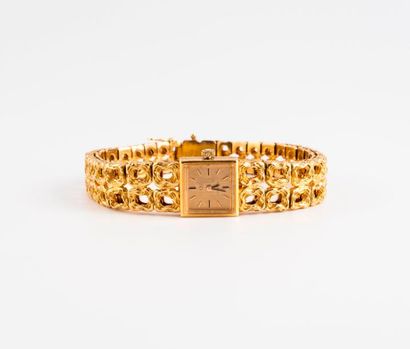 OMEGA 
Montre bracelet de dame en or jaune (750). 
Boîtier carré. 
Cadran à fond...