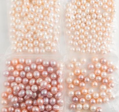 null Ensemble de perles de culture blanches et roses.

Diam. : 0,9 à 0,5 cm.