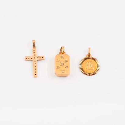 Trois pendentifs en or jaune (750) : une...