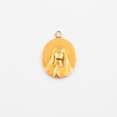 Médaille en or jaune (750) figurant la Vierge...