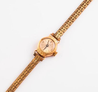 GERBE D'OR PARIS 

Montre bracelet de dame. 

Boitier circulaire en or rose (750)....