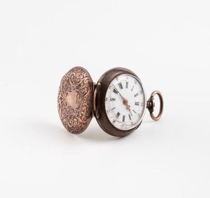 null Petite montre de col en argent (min.800) 

Couvercle à décor ciselé de rinceaux...