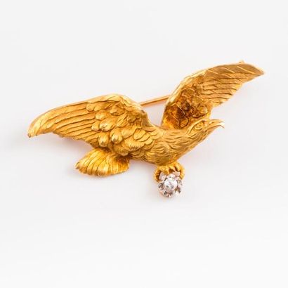 null Broche en forme d'aigle en or jaune (750) et platine (850) tenant un diamant...